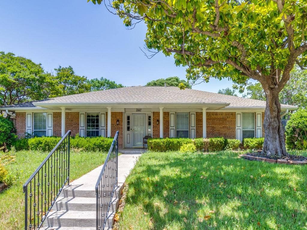 2007 Mistletoe Drive, Richardson, TX 75081 Single story home with a porch, brick siding, and a front yard