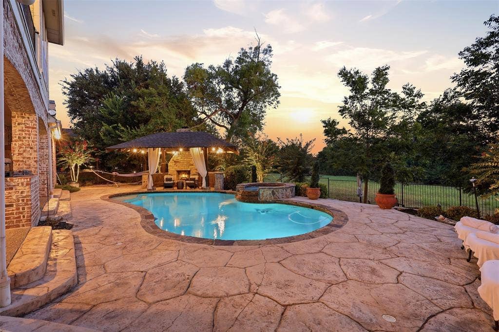 1919 Kings Pass, Heath, TX 75032 Freeform swimming pool with a stone coping and a hot tub