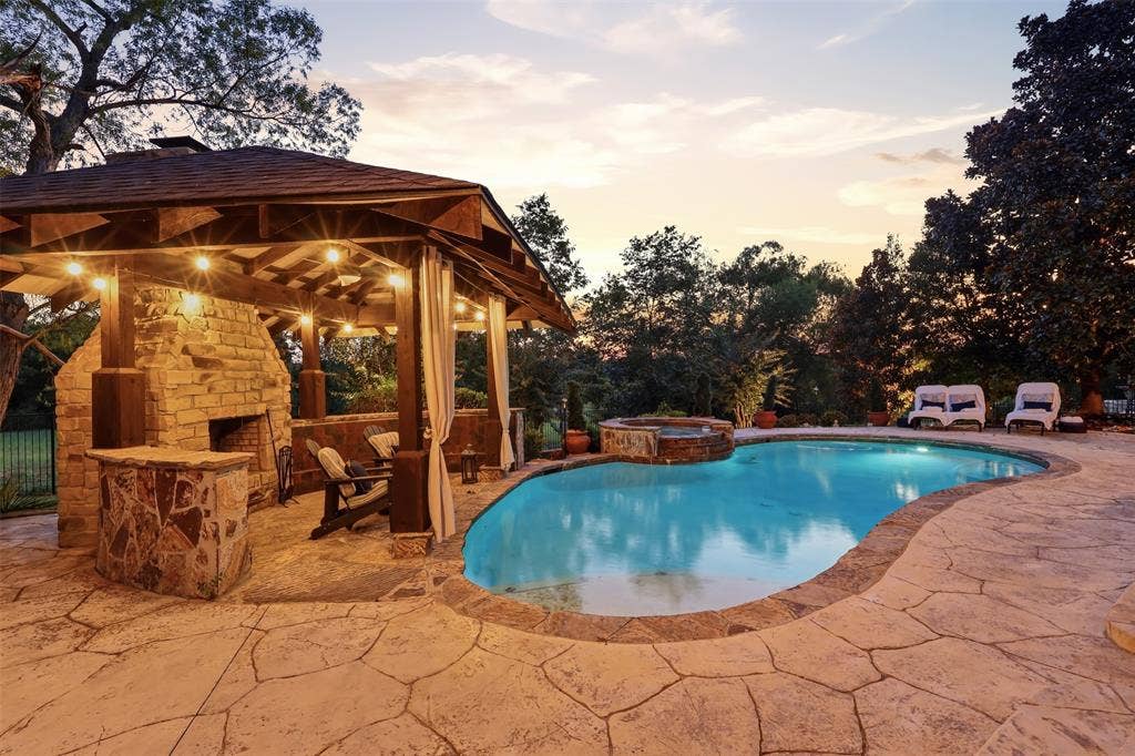1919 Kings Pass, Heath, TX 75032 Freeform swimming pool with integrated spa