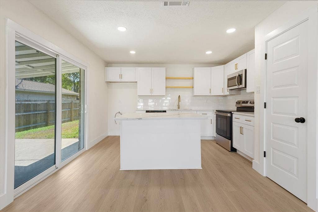 7310 Flameleaf Place, Dallas, TX 75249 7310 Flameleaf Place, Dallas, TX 75249