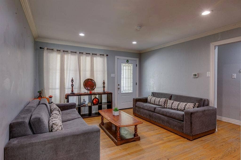 1600 Summit Street, Mesquite, TX 75149 Living space featuring wood-finish flooring, crown molding, recessed lighting, and a front entry door with a decorative glass insert