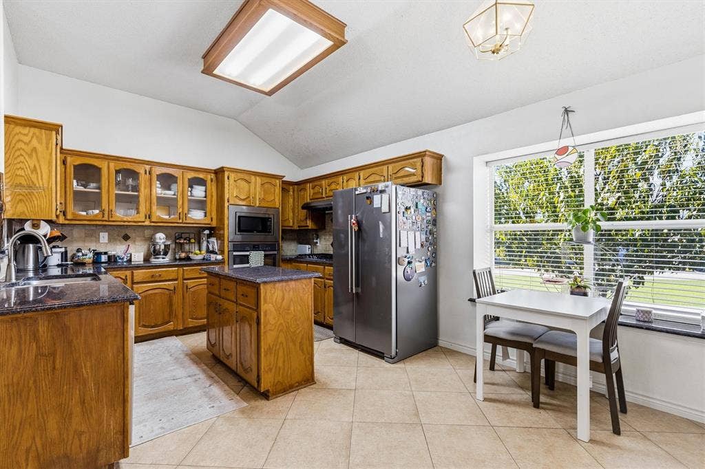 409 Danmire Drive, Murphy, TX 75094 Horseshoe kitchen with island
