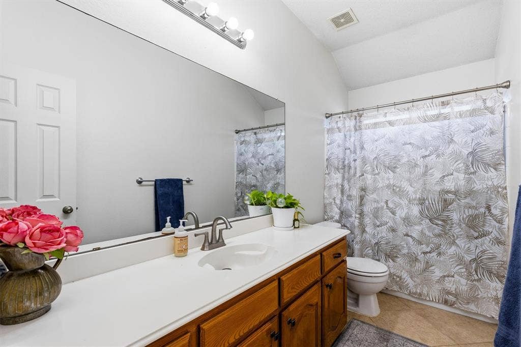409 Danmire Drive, Murphy, TX 75094 second full bath located in the hallway