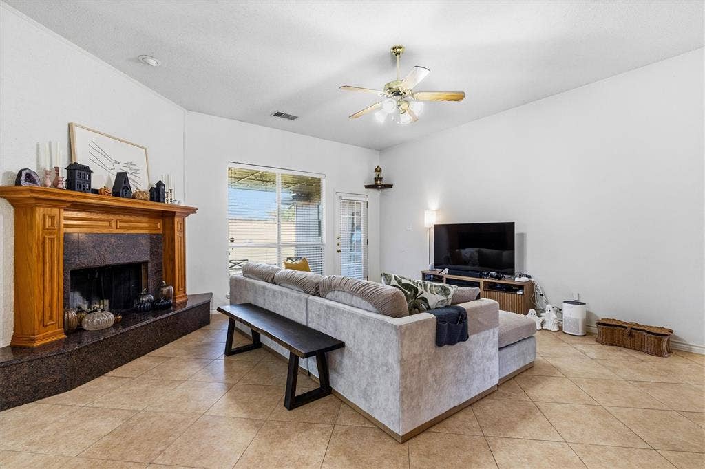 409 Danmire Drive, Murphy, TX 75094 Beautiful wood finished fireplace with gas logs