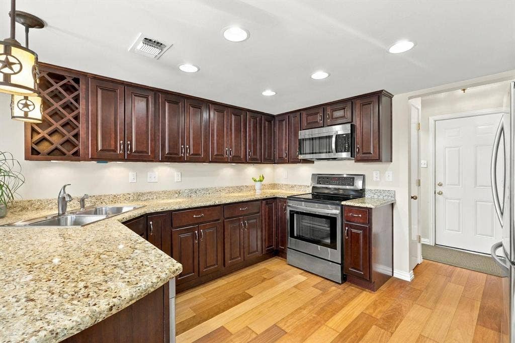 2524 Brooke Trail, Carrollton, TX 75006 Additional view of kitchen.