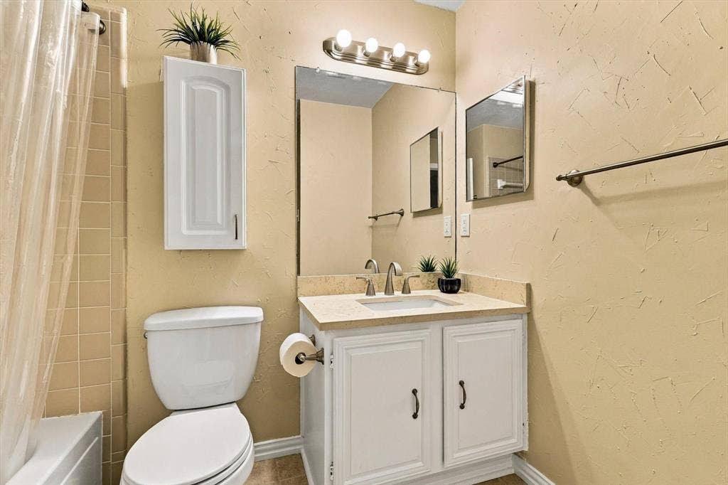 2524 Brooke Trail, Carrollton, TX 75006 Bright spare bathroom