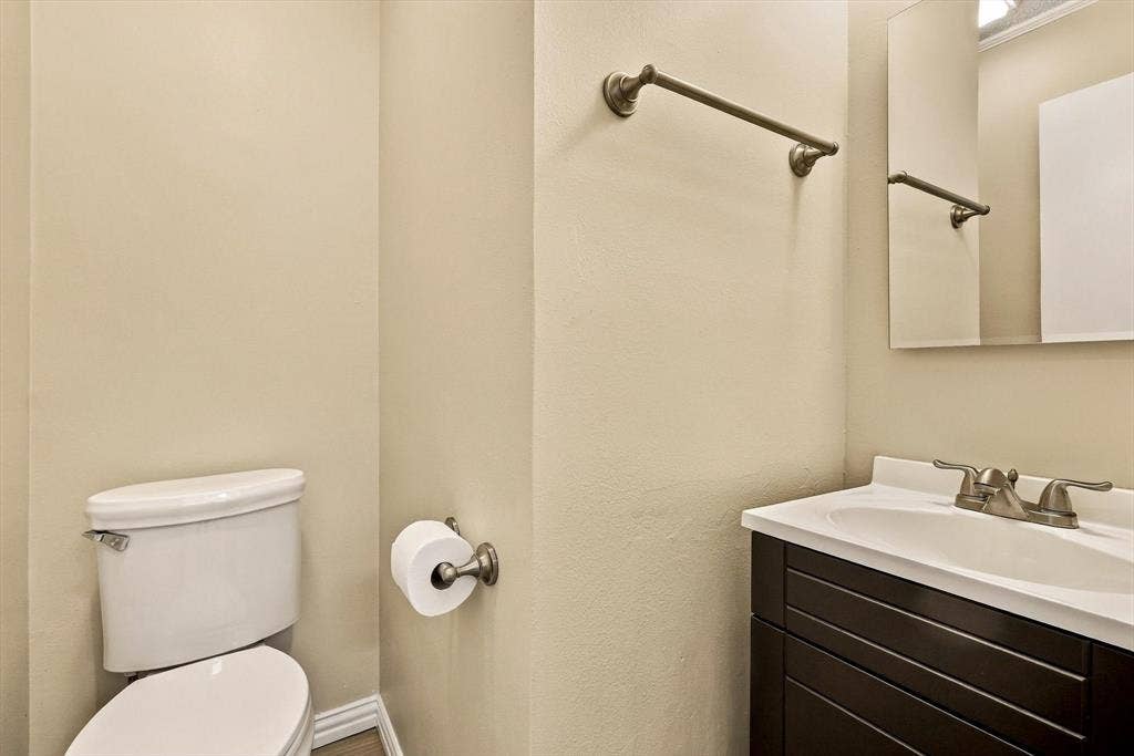 2524 Brooke Trail, Carrollton, TX 75006 Downstairs half bath.