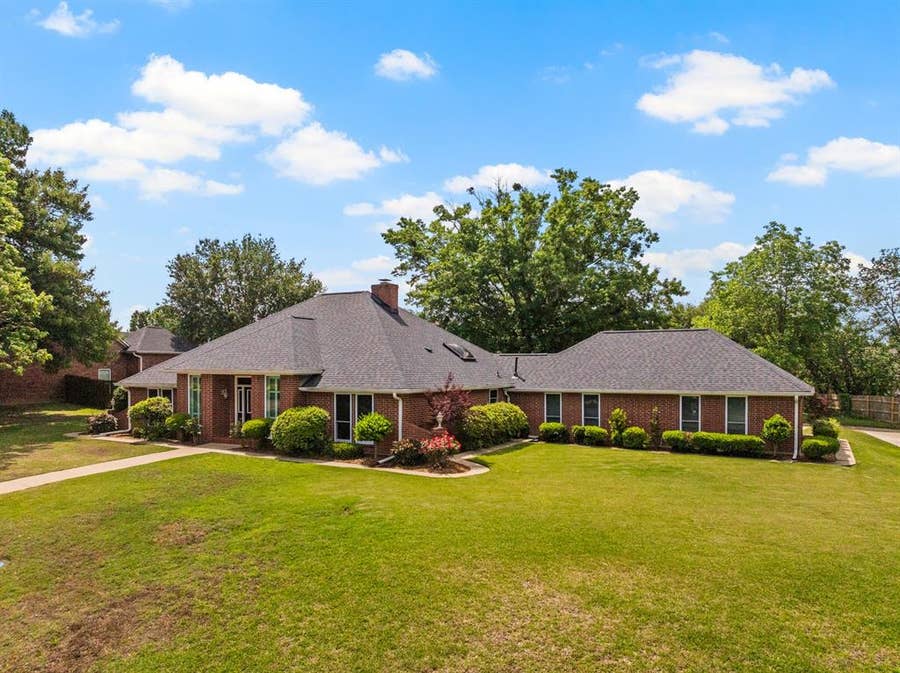 Property photo for 212 Turnberry Circle, Mount Pleasant, TX
