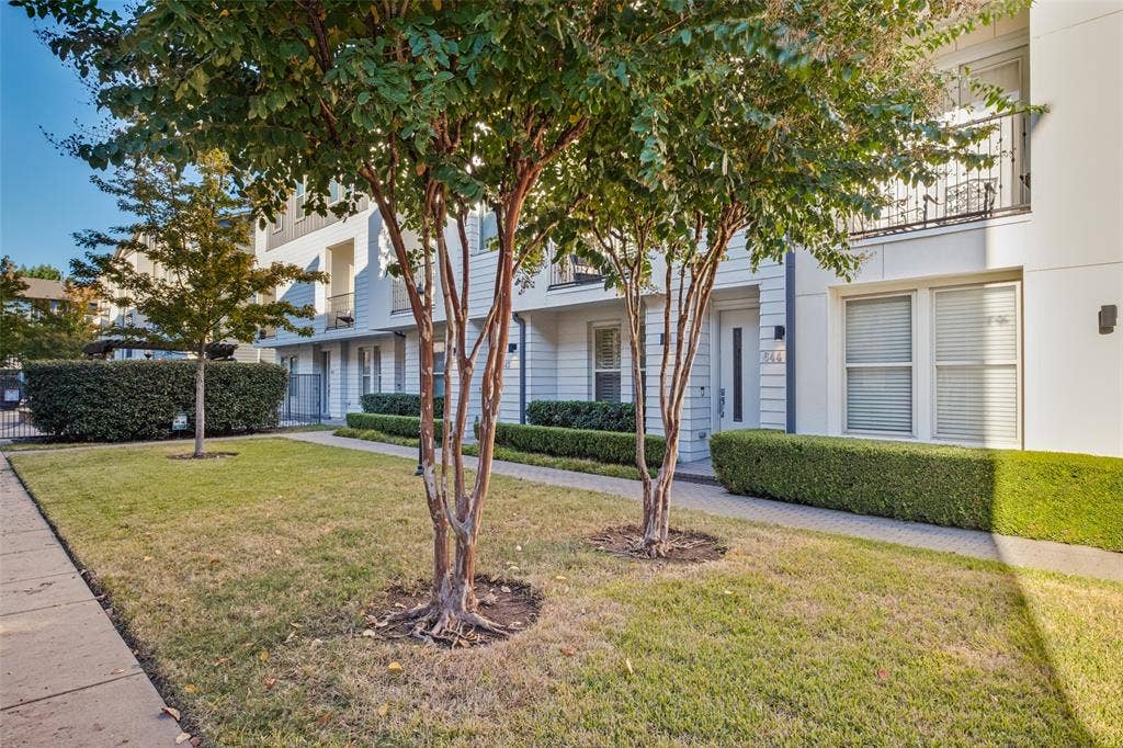4211 Rawlins Street, #642, Dallas, TX 75219 Outside courtyard