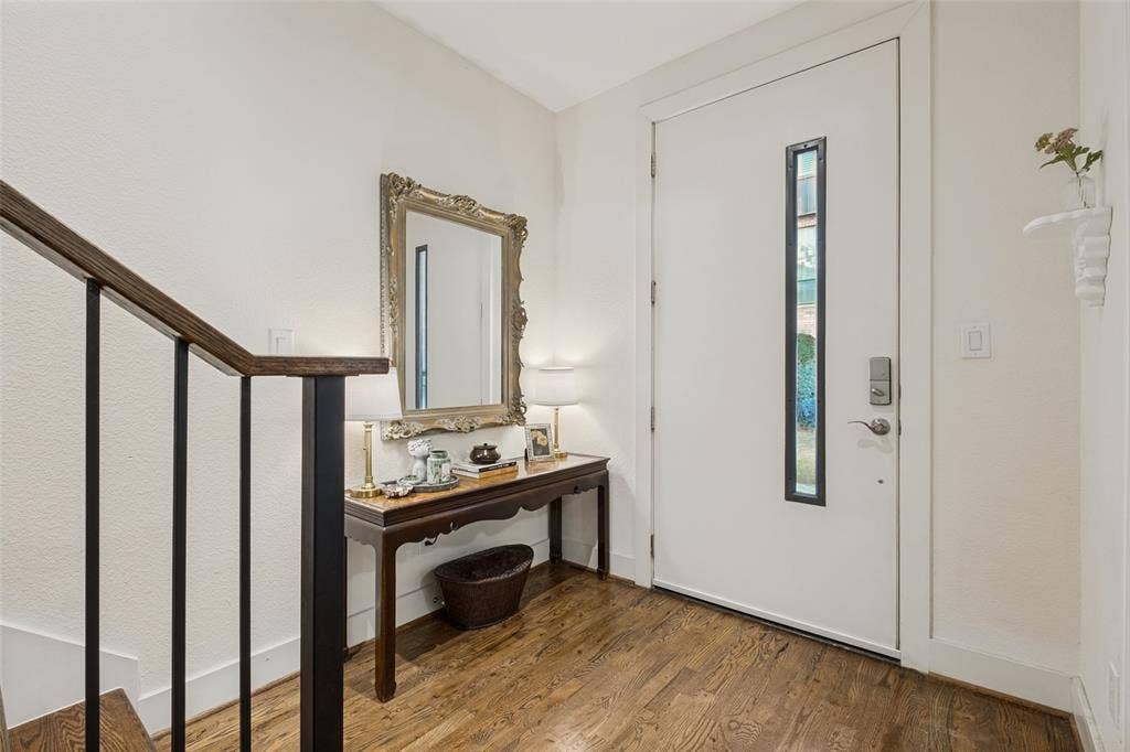 4211 Rawlins Street, #642, Dallas, TX 75219 Entrance