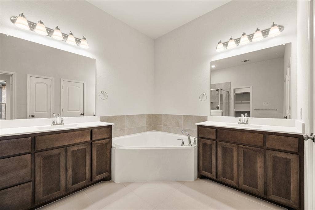 2812 Hay Lane, Midlothian, TX 76065 30. 320 Freestall - Bath
