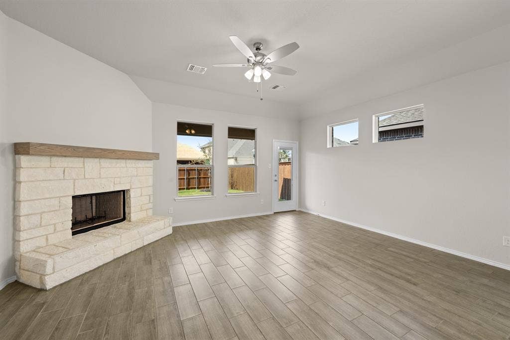 316 Dairy Way, Midlothian, TX 76065 347 Freestall- Living Room-2