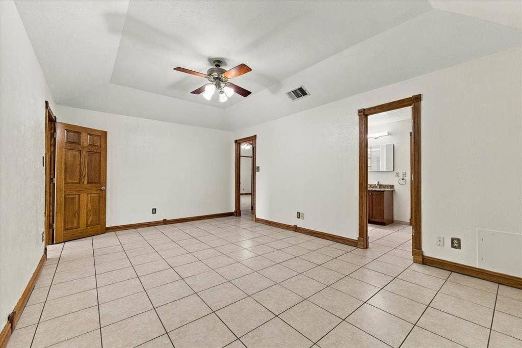 1508 Heidi Drive, Plano, TX 75025 2 Entry doors and opening to ensuite - ceiling fan