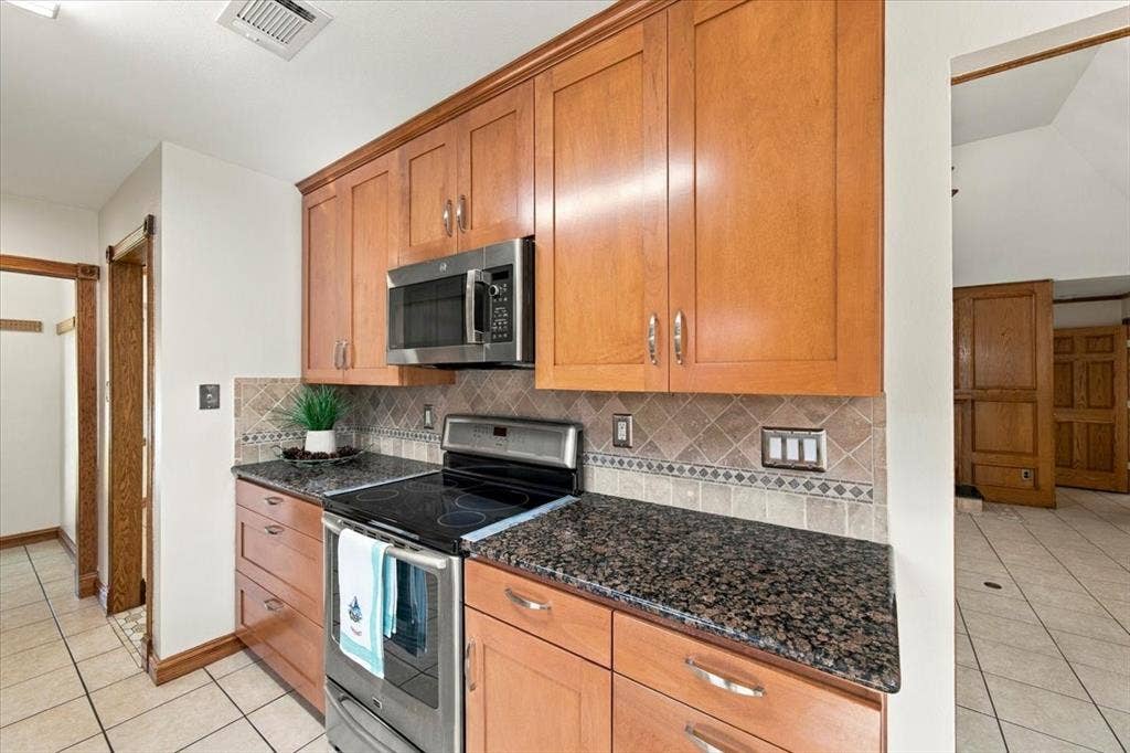 1508 Heidi Drive, Plano, TX 75025 Induction electric range, cabinets galore, all stainless appliances - GE microwave