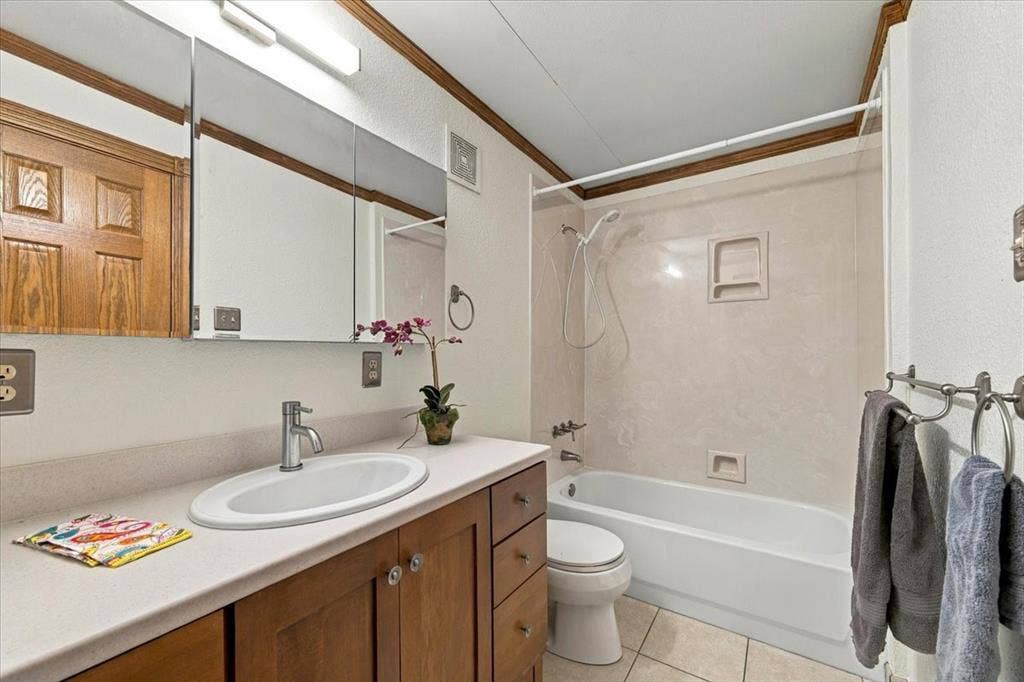 1508 Heidi Drive, Plano, TX 75025 Full bath off the sunroom - granite counter tops - beautiful mirror has hidden medicine cabinet - no grout lines in the tub enclosure