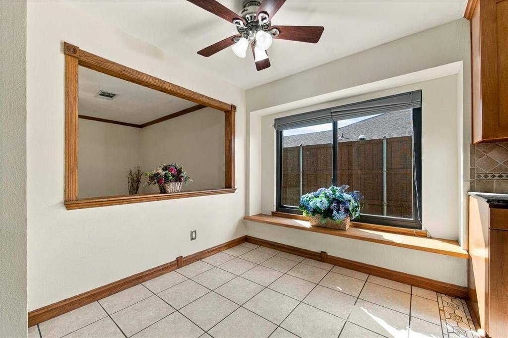 1508 Heidi Drive, Plano, TX 75025 Window seat in breakfast area and opening to the game room - ceiling fan - views to side yard with 8ft cedar fence