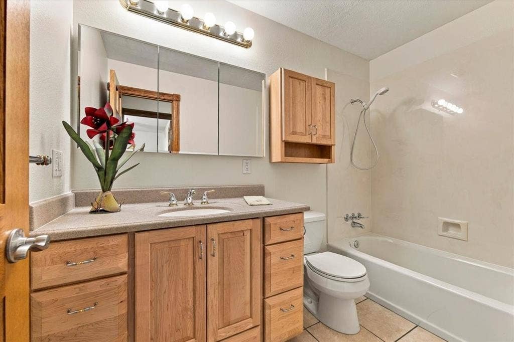1508 Heidi Drive, Plano, TX 75025 Hall bath for the 2 front bedrooms - custom cabinets - glass mirrors - no grout lines in tub-shower