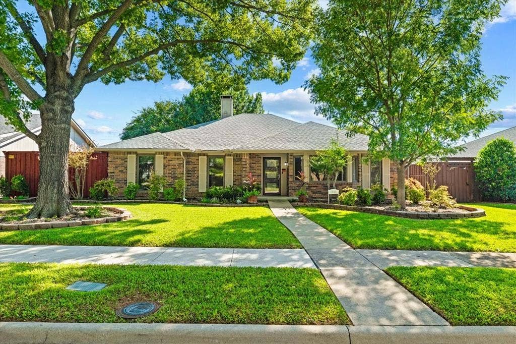 1508 Heidi Drive, Plano, TX 75025 Enjoy the fall on large front porch