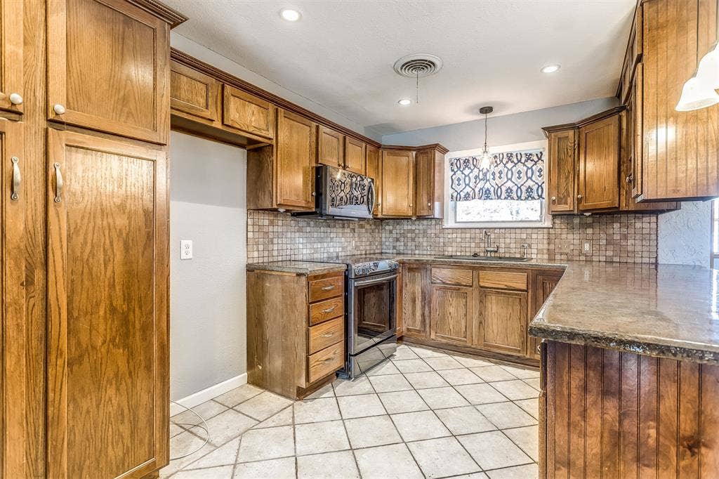 1811 Ferris Avenue, Waxahachie, TX 75165