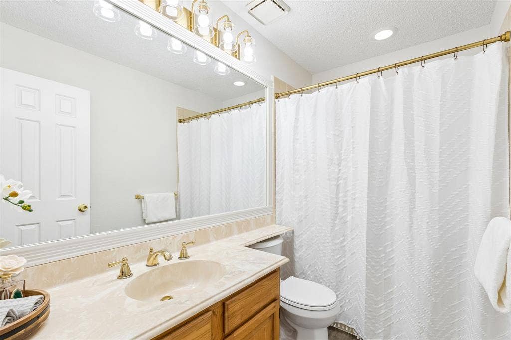 2214 Country Dell Drive, Garland, TX 75040 2214 Country Dell Drive, Garland, TX 75040