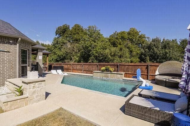 909 Heath Creek Drive, DeSoto, TX 75115