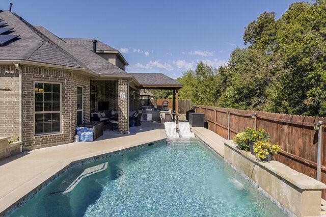 909 Heath Creek Drive, DeSoto, TX 75115