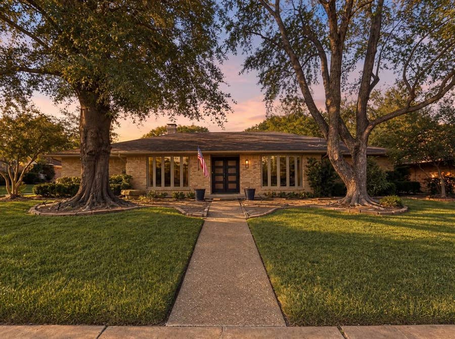 Property photo for 705 Rochelle Boulevard, Irving, TX