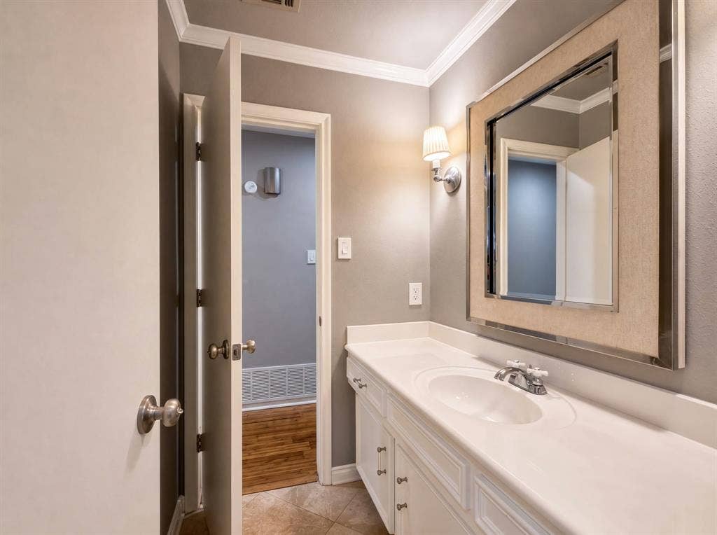 705 Rochelle Boulevard, Irving, TX 75062