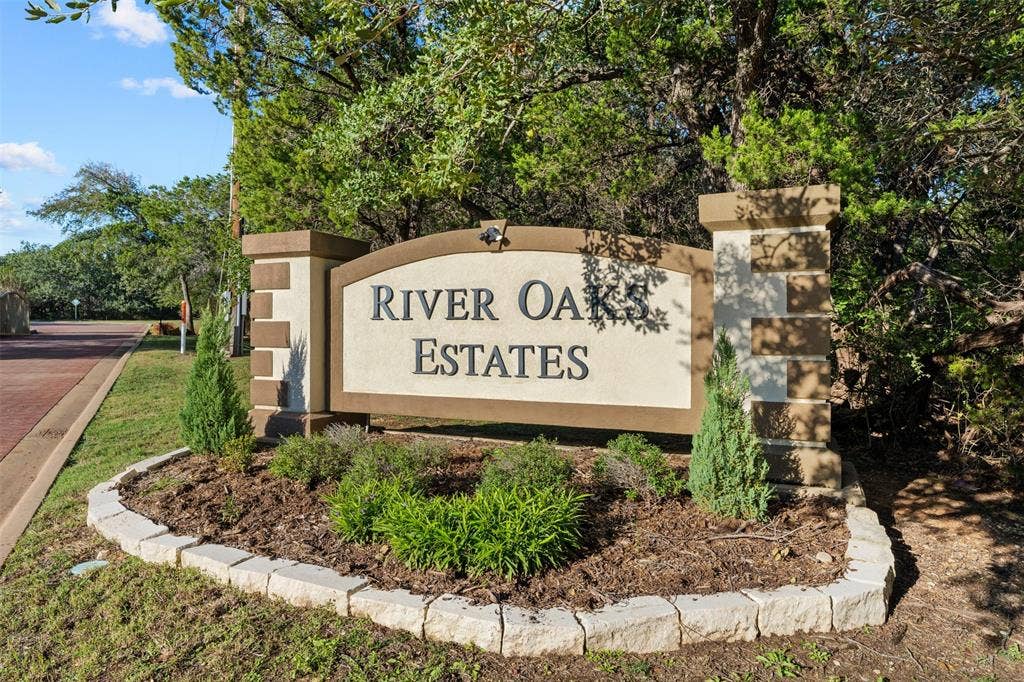 1027 Dominion Oaks Drive, China Spring, TX 76633 Entry to the River Oaks Estates gated community