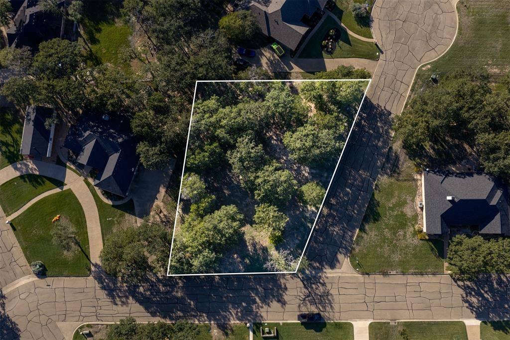 1027 Dominion Oaks Drive, China Spring, TX 76633 Wooded vacant lot situated on a corner lot of a cul-de-sac road featuring mature tree coverage and established surrounding infrastructure with approximate boundaries outlined