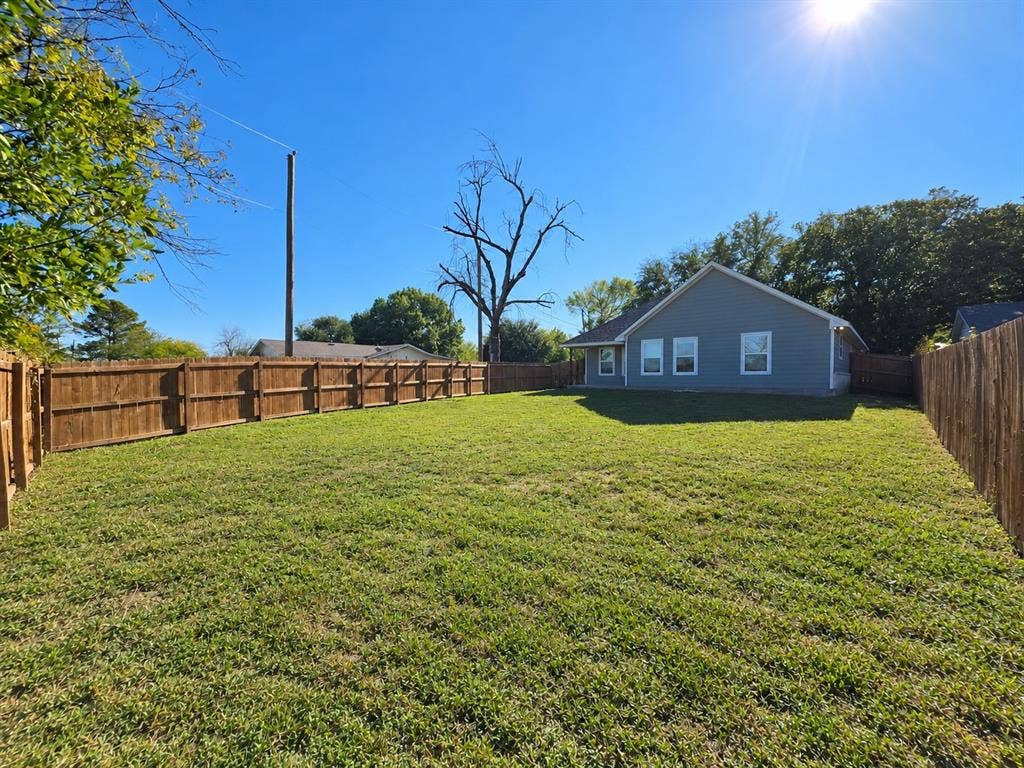 207 E Mccoulskey Street, Terrell, TX 75160 207 E Mccoulskey Street, Terrell, TX 75160