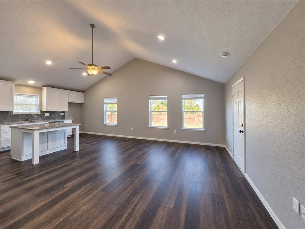207 E Mccoulskey Street, Terrell, TX 75160 207 E Mccoulskey Street, Terrell, TX 75160