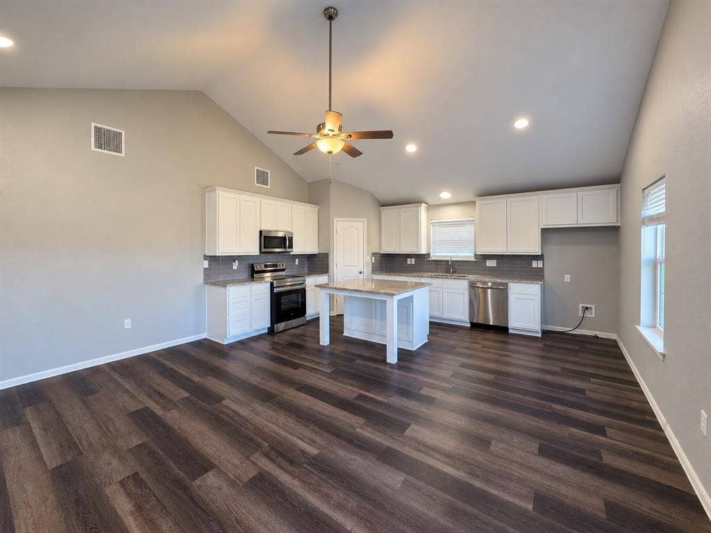 207 E Mccoulskey Street, Terrell, TX 75160 207 E Mccoulskey Street, Terrell, TX 75160