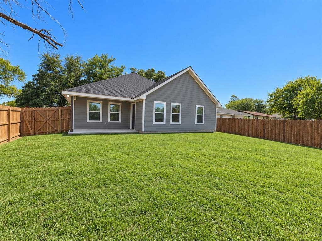 207 E Mccoulskey Street, Terrell, TX 75160 207 E Mccoulskey Street, Terrell, TX 75160