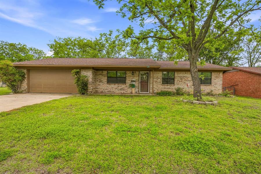 Property photo for 200 E Plum Avenue, De Leon, TX