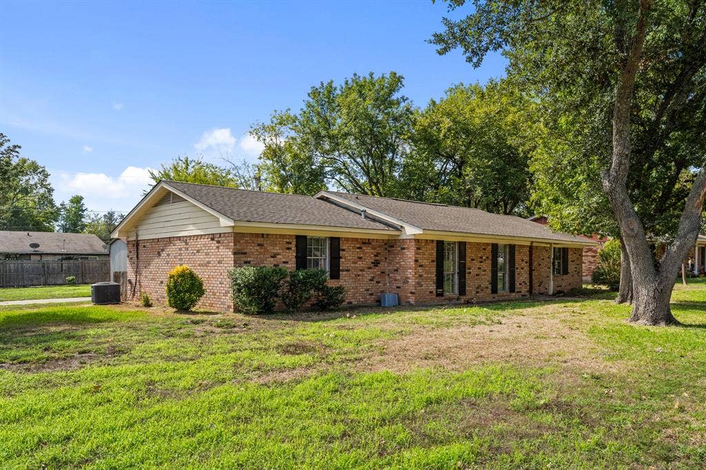 2729 Tanglewood Drive, Commerce, TX 75428 Come on home!