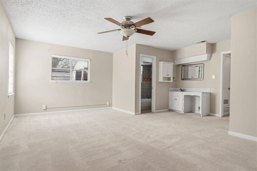 2729 Tanglewood Drive, Commerce, TX 75428 Primary BR toward bath