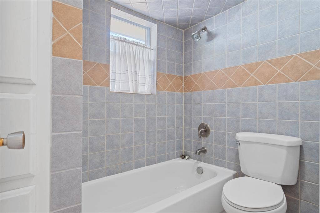 2729 Tanglewood Drive, Commerce, TX 75428 Private area for primary bath