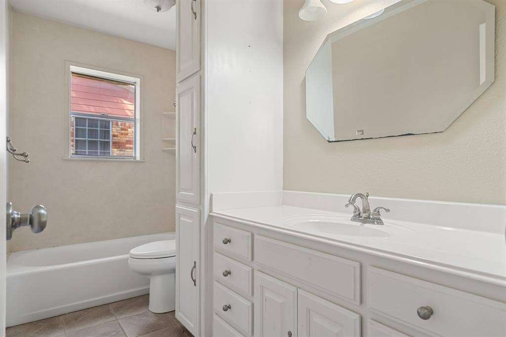 2729 Tanglewood Drive, Commerce, TX 75428 Shared bath