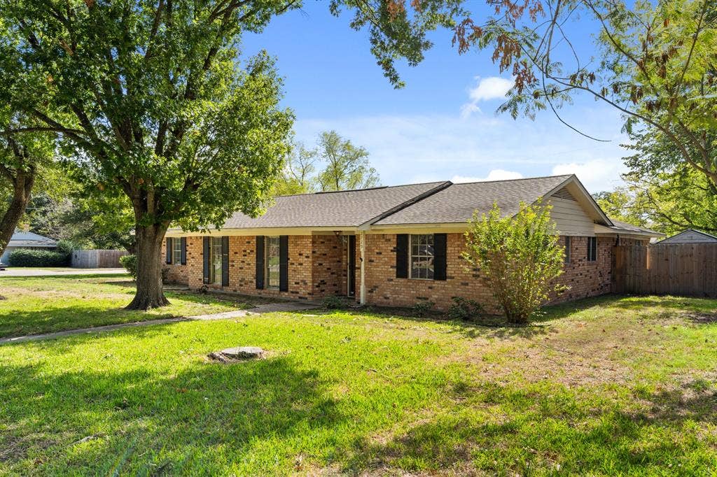 2729 Tanglewood Drive, Commerce, TX 75428 Nice curb appeal and loads of space