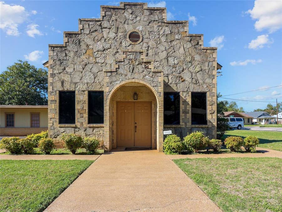 Property photo for 104 Sunset Drive, Cleburne, TX