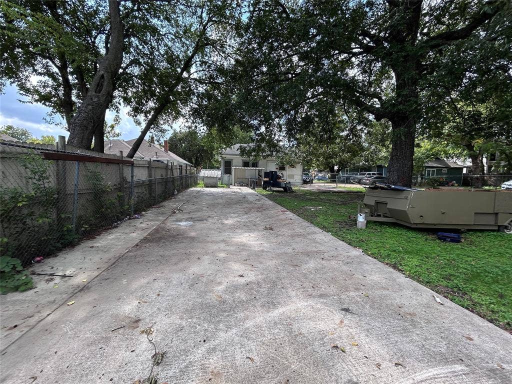 309 W Page Avenue, Dallas, TX 75208