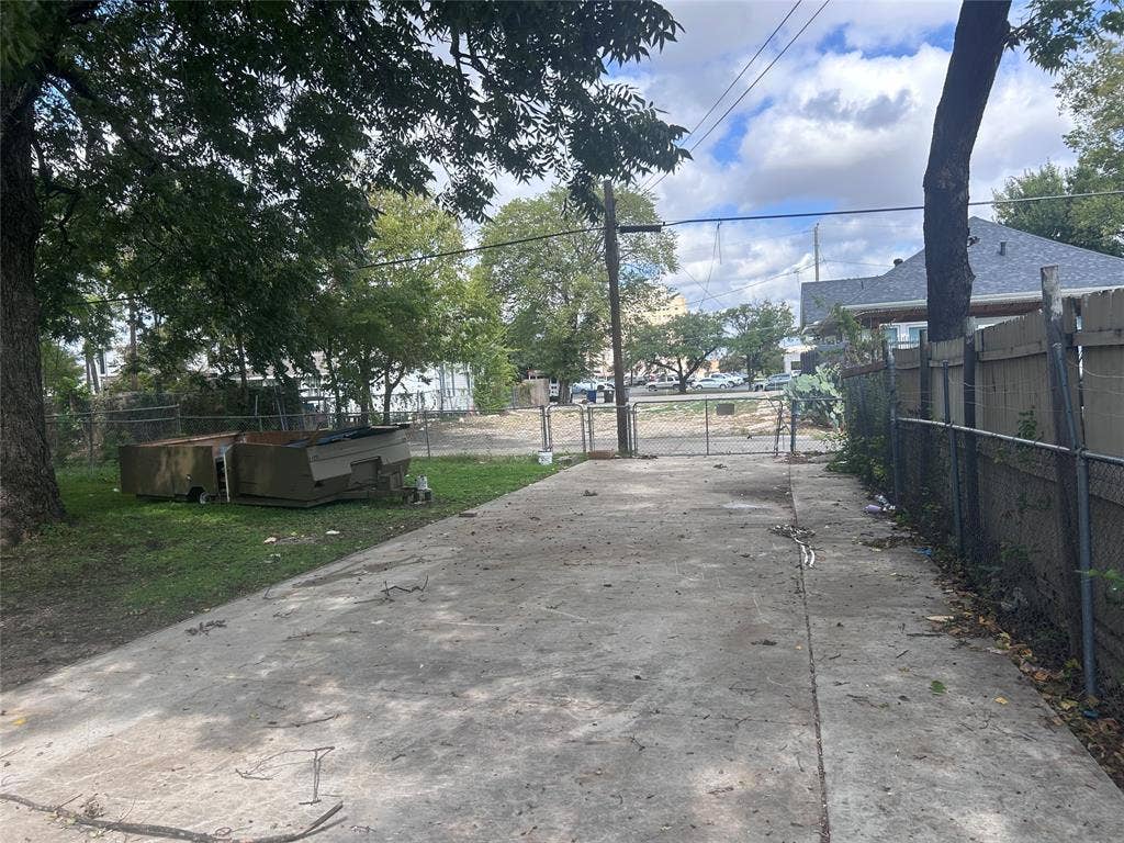 309 W Page Avenue, Dallas, TX 75208