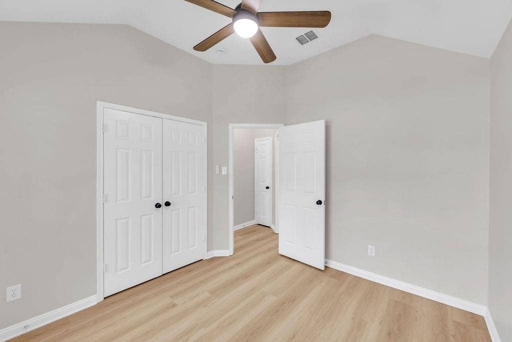 12109 Biloxi Drive, Frisco, TX 75035 Vaulted ceilings, wood-finish flooring, and a ceiling fan with integrated lighting