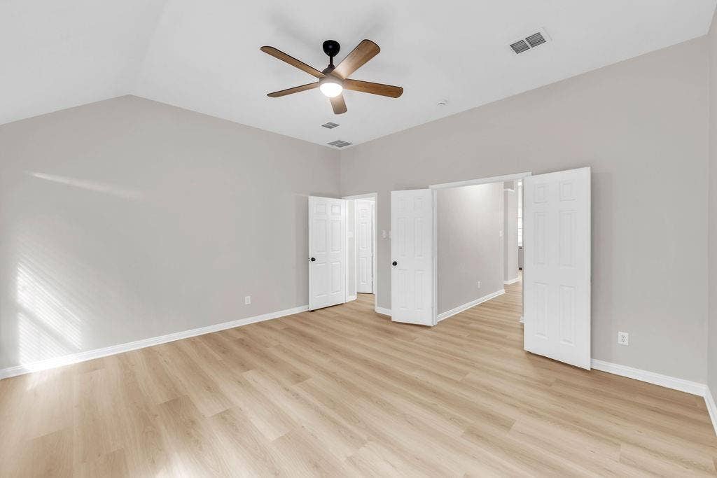 12109 Biloxi Drive, Frisco, TX 75035 Vaulted ceilings, wood-finish flooring, and a central ceiling fan with integrated lighting