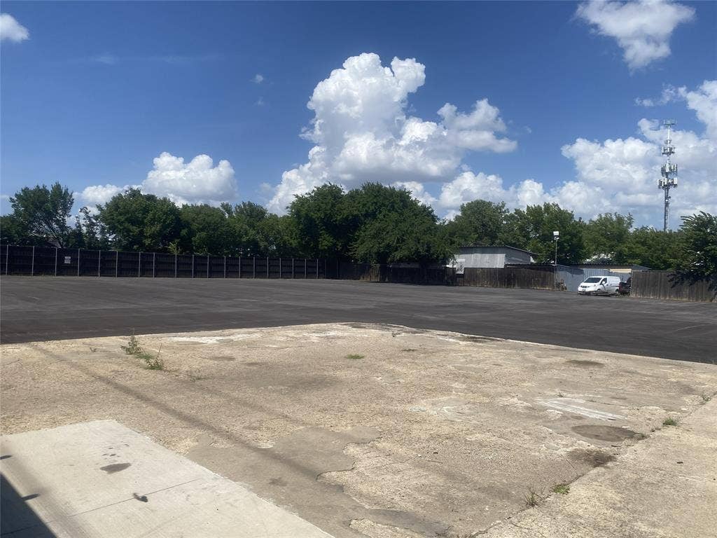100 N Britain Road, Irving, TX 75060 100 N Britain Road, Irving, TX 75060
