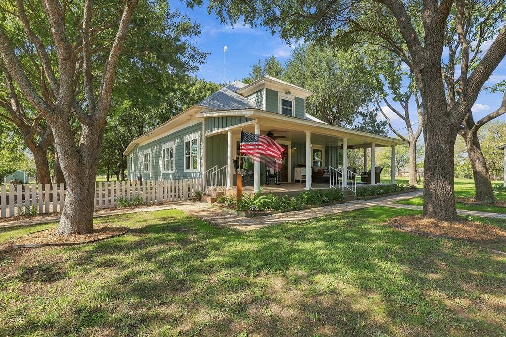 2812 Overton Court, Granbury, TX 76048