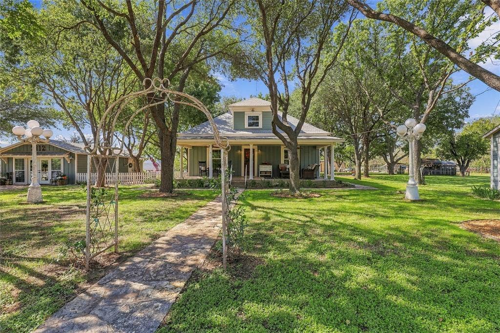 2812 Overton Court, Granbury, TX 76048