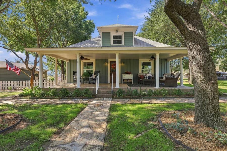 Property photo for 2812 Overton Court, Granbury, TX