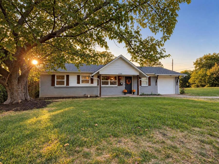 Property photo for 1700 England Road, Arlington, TX